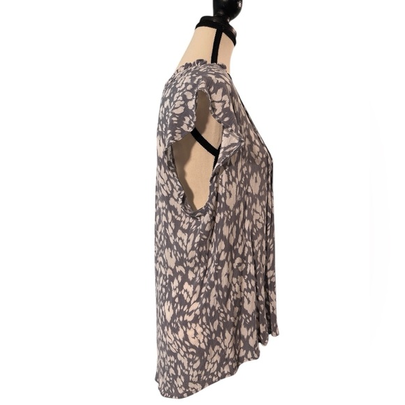 Fun 2 Fun Women's Gray and White Patterned Top with a flutter sleeve - Picture 3 of 7